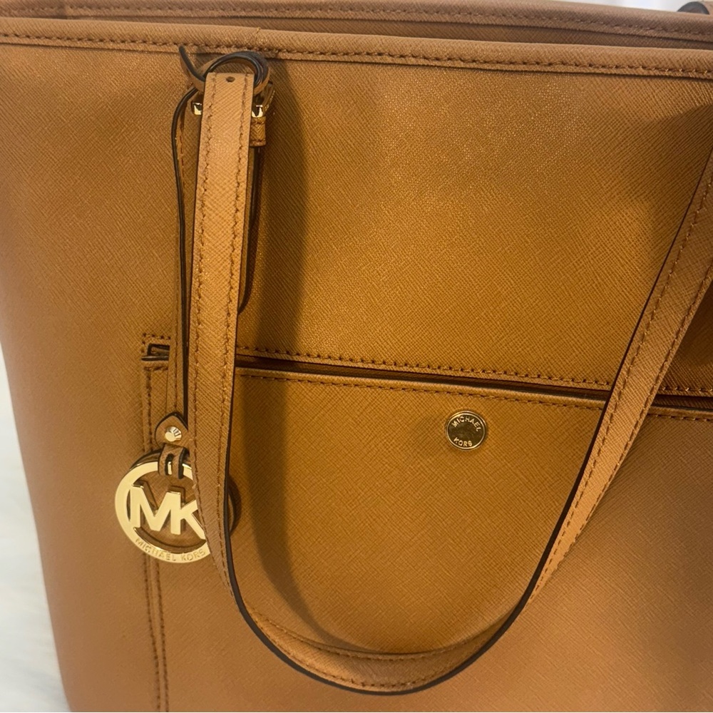 New Michael Kors Jet Set Saffiano Leather Acorn Pocket Tote Gold Accents NWOT - Picture 2 of 14